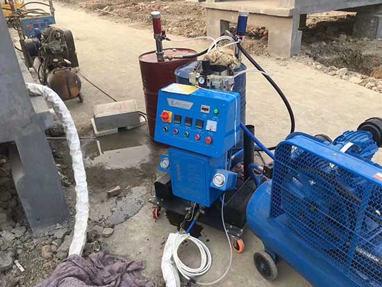 Q2600聚氨酯噴涂機移動房噴涂施工